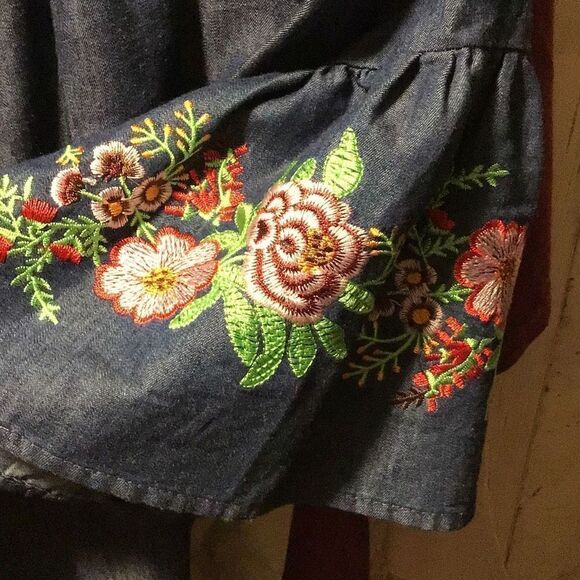 Blouse by J Gee flowers embroidered on sleeves size medium - Picture 2 of 4